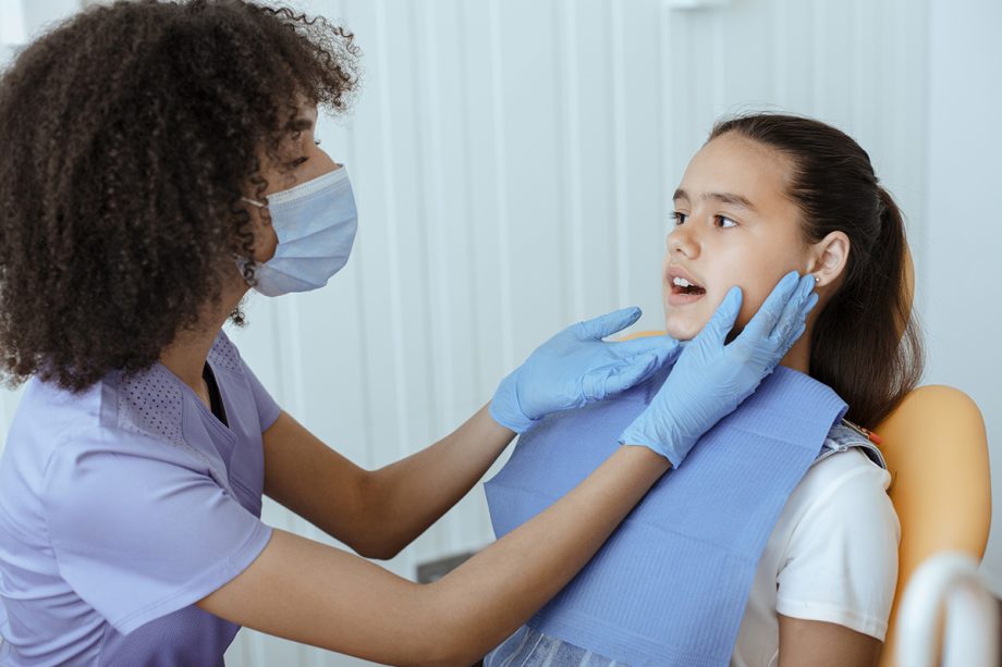 a dentist diagnoses TMJ in child